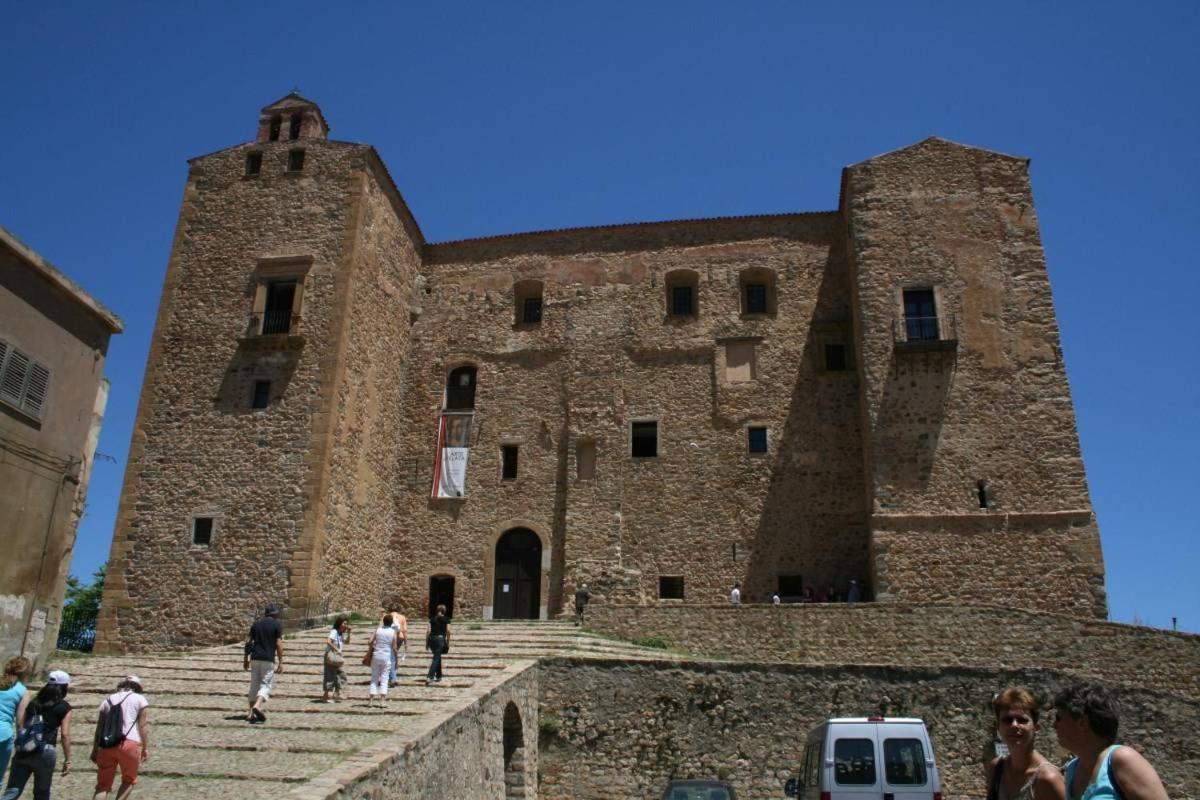 Donjon Suite Centro Storico Castelbuono  Zewnętrze zdjęcie